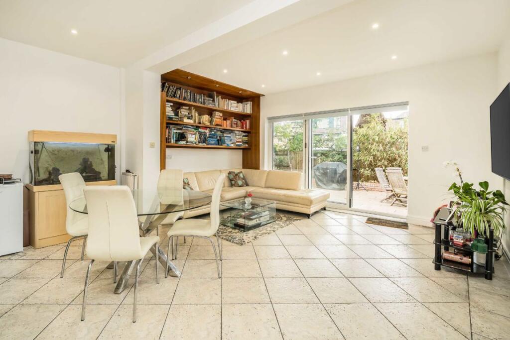 House in London - View 2