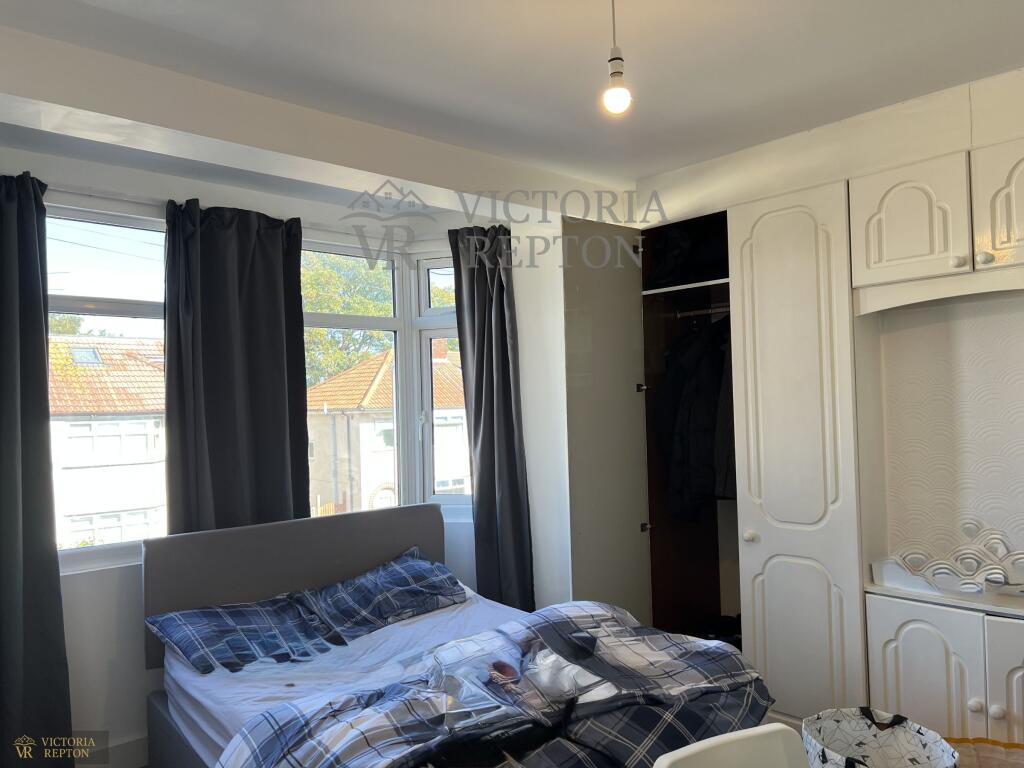 6 bedroom semi-detached house for rent