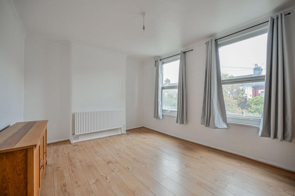 2-bed flat on Beaconsfield Road, Tottenham, Tottenham, London, N15, £375,000