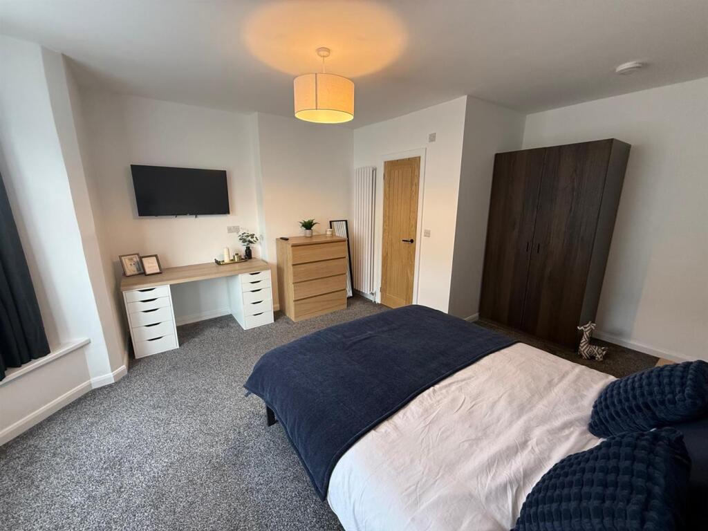 Main image of property: *Large Ensuite Room, 1st Month Half Price!* West Hill Drive, Mansfield
