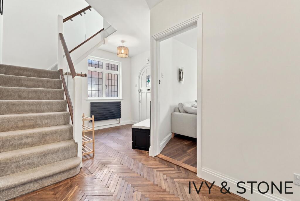 Chiltern Way, Woodford Green, Greater London, IG8 photo 4