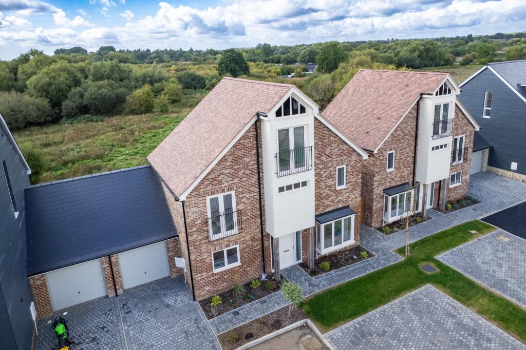 Main image of property: Kingfisher, The Chimes, Old Nazeing Road, Broxbourne, Essex, EN10 6RJ