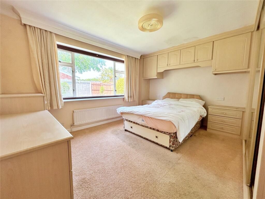 Pinewood Road, Highcliffe, Christchurch, Dorset, BH23 photo 4