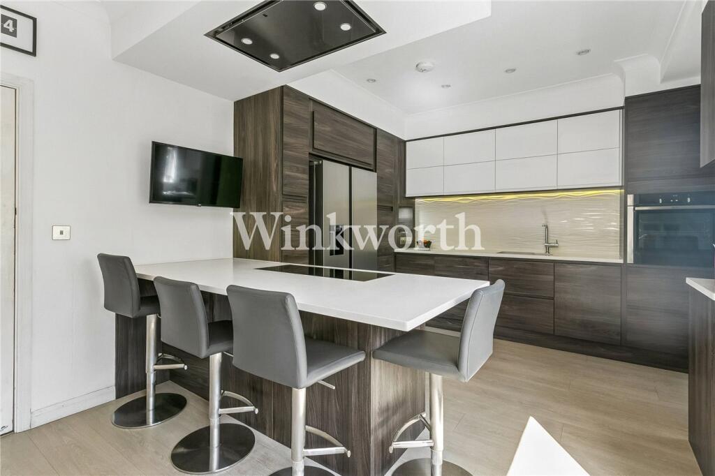 House in London, Bowes Park, Palmers Green - More