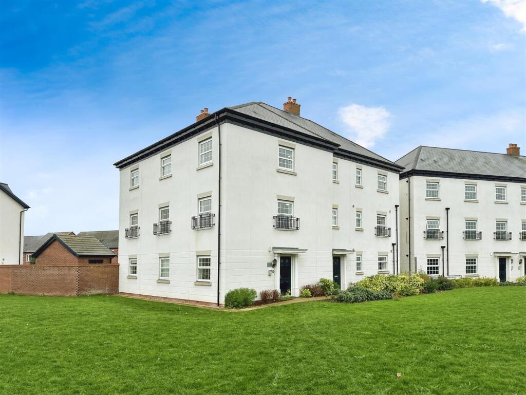 1-bed flat on Oakley Court, Oakley Drive, Warwick, £195,000
