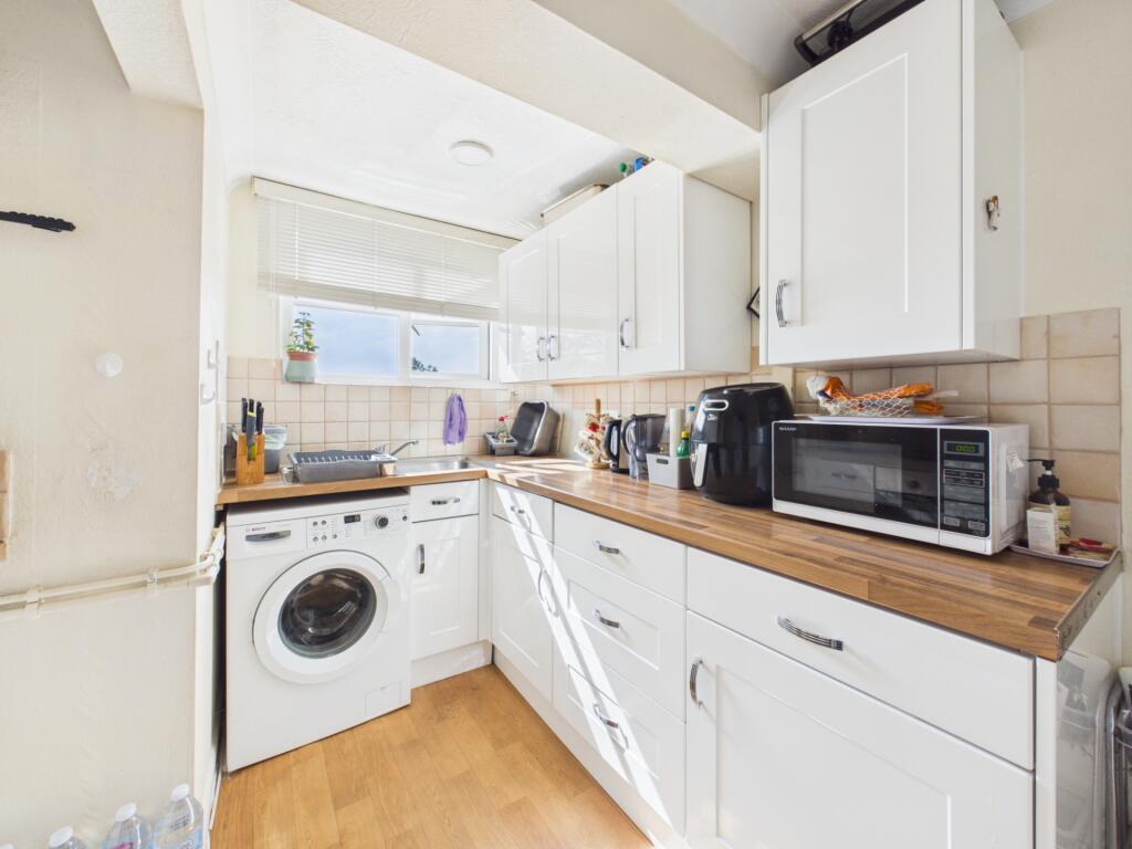Apartment in Redhill - More