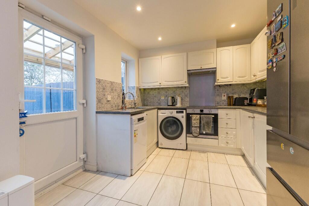 Gervaise Close, Slough, Berkshire, SL1 photo 3