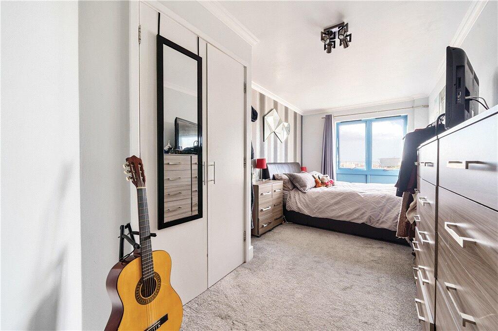 Apartment in Broxbourne, Hertfordshire - View 5