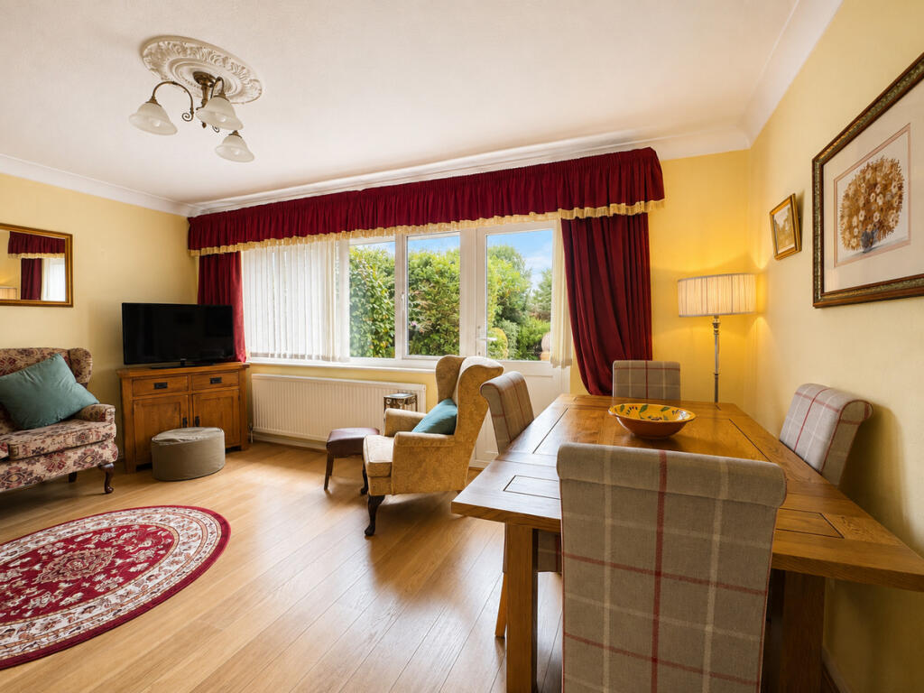 House in Rochford, Hockley - More