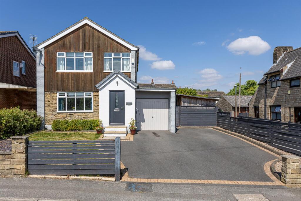 3-bed detached on Lee Green, Mirfield, £350,000