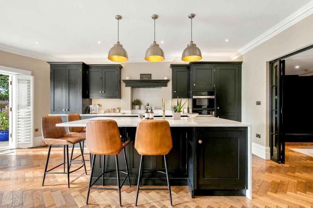 House in London, East Twickenham, St Margarets - More