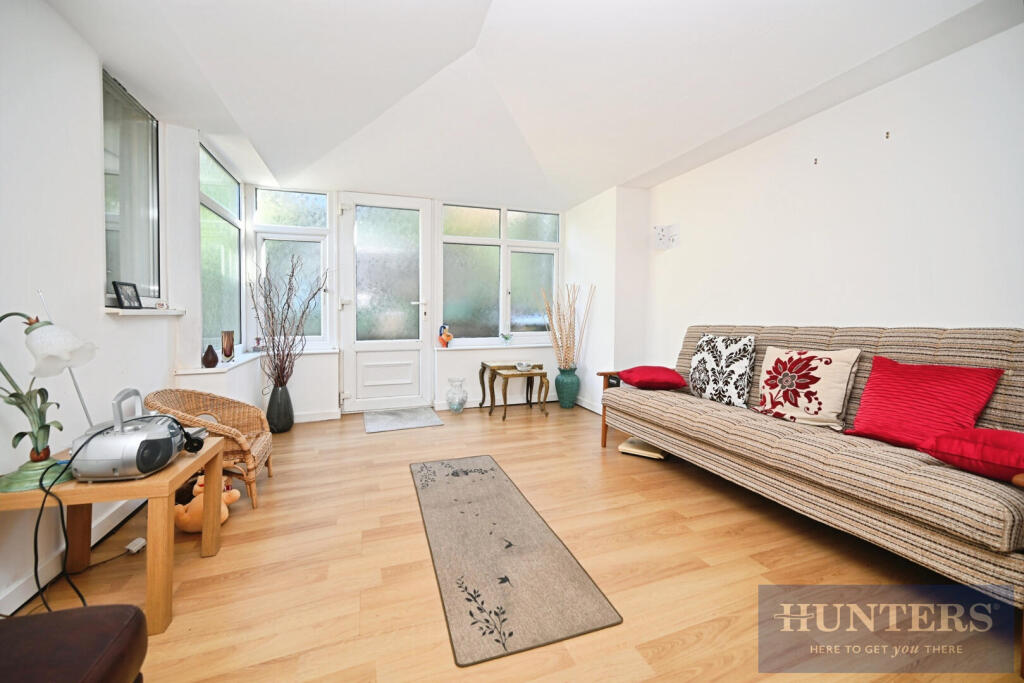 Banksfield Crescent, Yeadon, Leeds photo 2