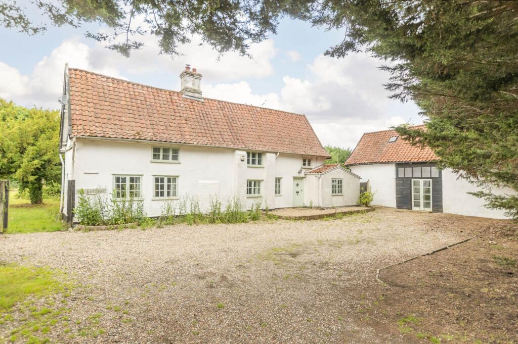 Main image of property: Ipswich Road, Long Stratton