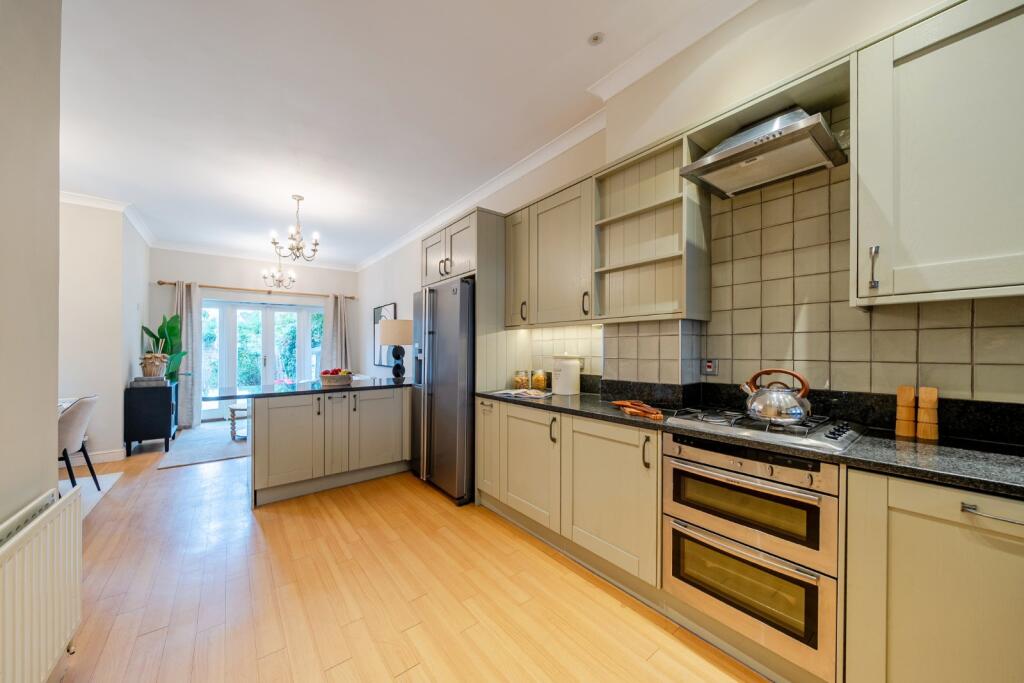 House in London, Cottenham Park, Raynes Park - View 3