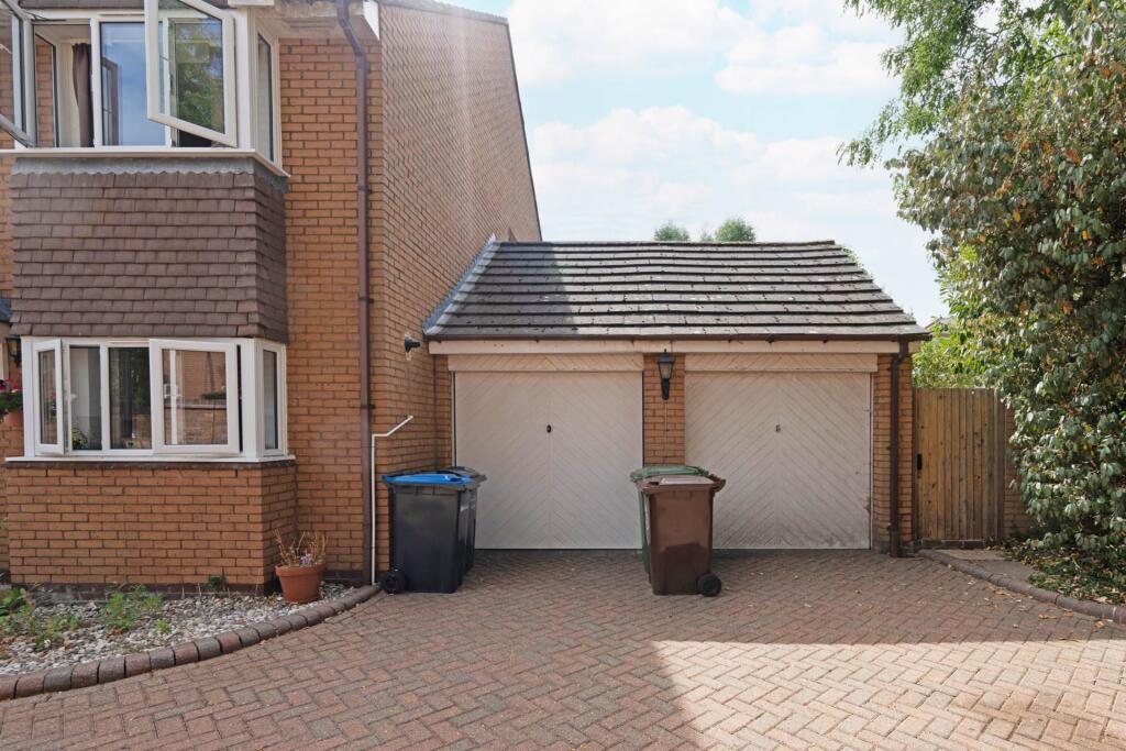 House in London, Copse Hill, Raynes Park - More