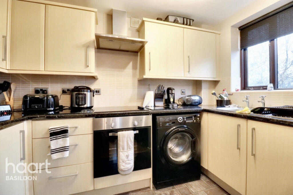 Robinia Close, Basildon photo 4