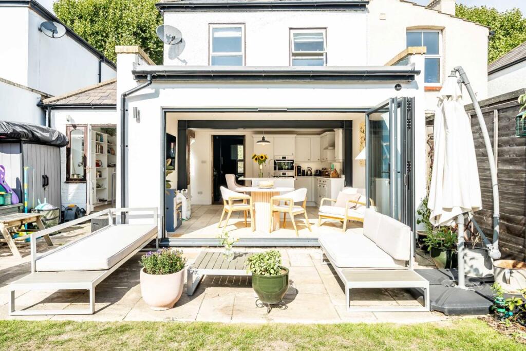 House in London, Hampton - View 4