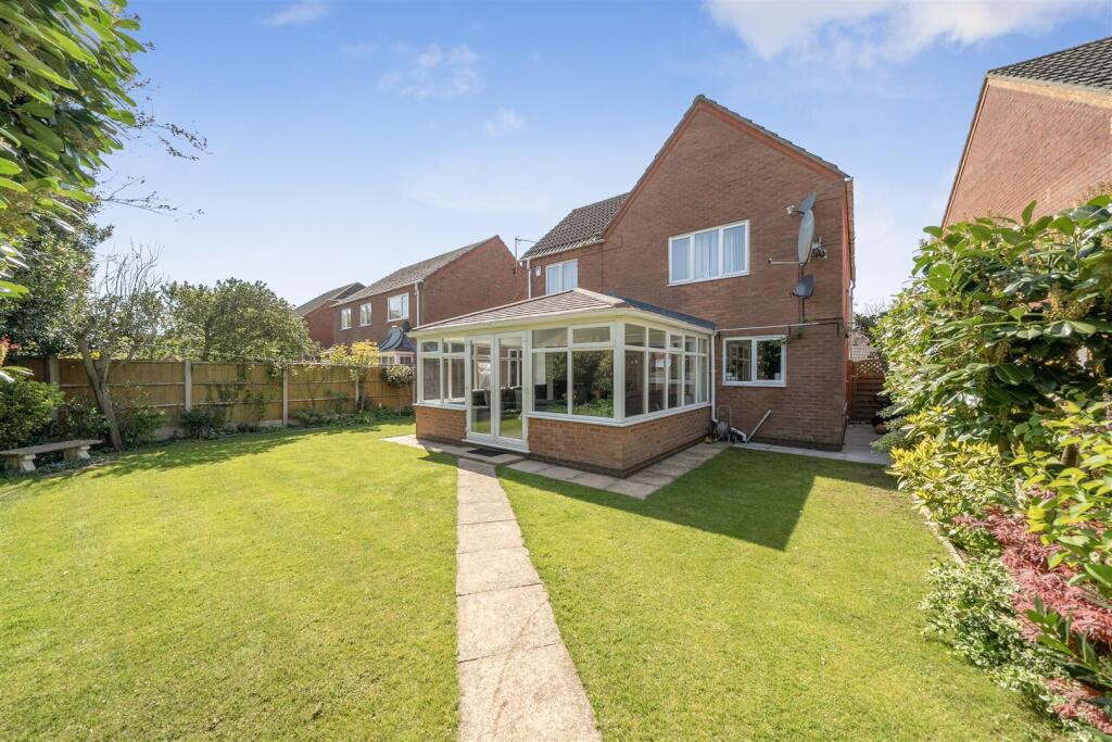 Allfrey Close, Lutterworth. LE17 photo 4
