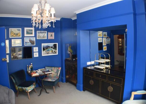 BREAKFAST ROOM/GUEST LOUNGE: