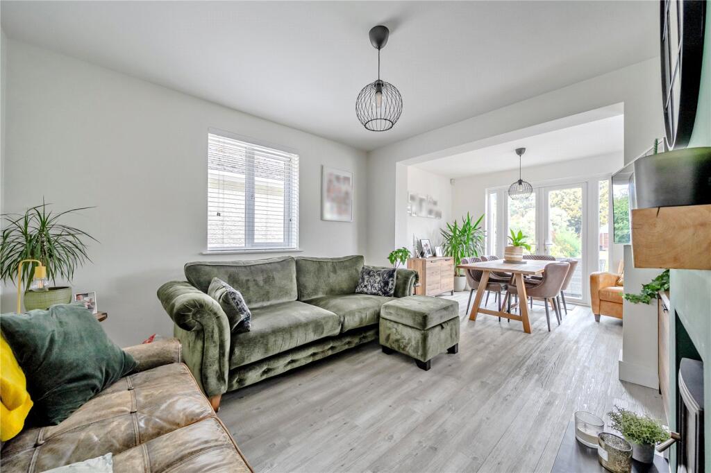 House in Woking, Byfleet - View 3