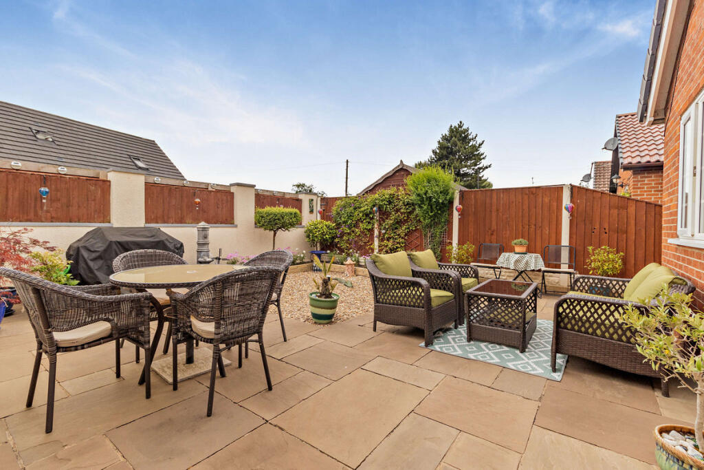 House in Doncaster, Norton - View 4