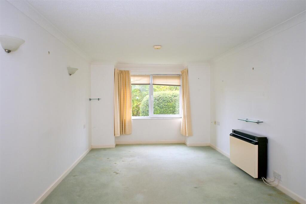 Apartment in Eastbourne, East Sussex - View 3