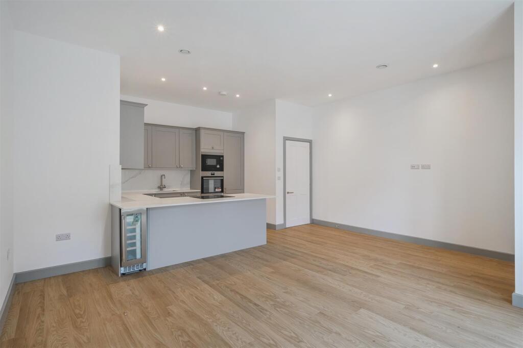 Apartment in Sutton - More