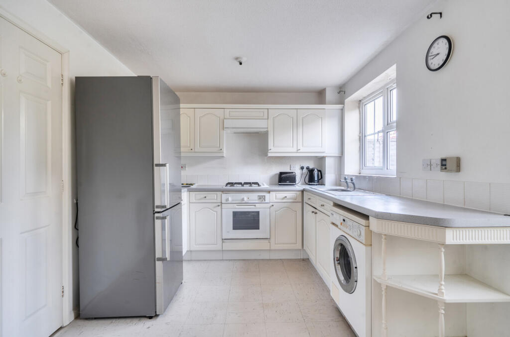Viburnum Court, West End, Woking, Surrey, GU24 photo 4