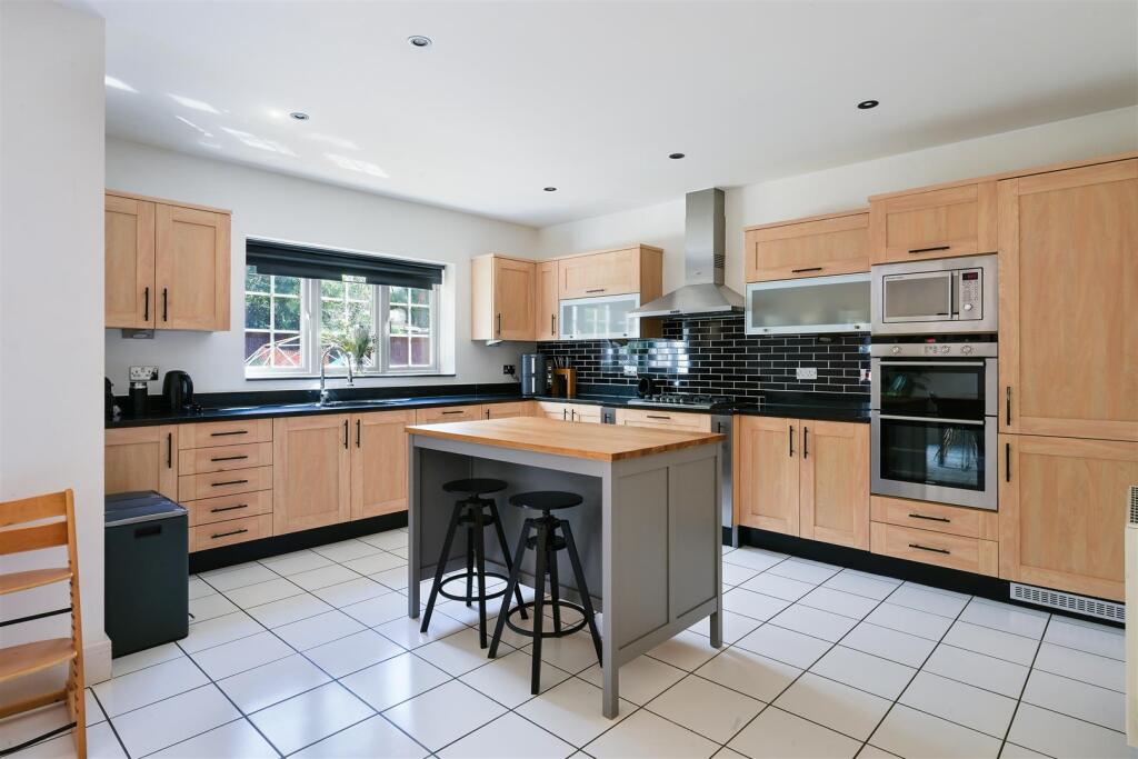 House in Reigate and Banstead, Tadworth - View 4