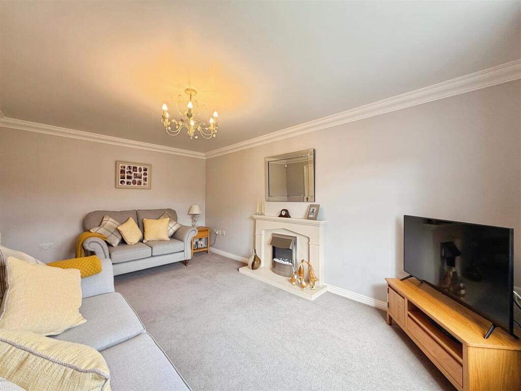 Hall Drive, Worksop photo 3