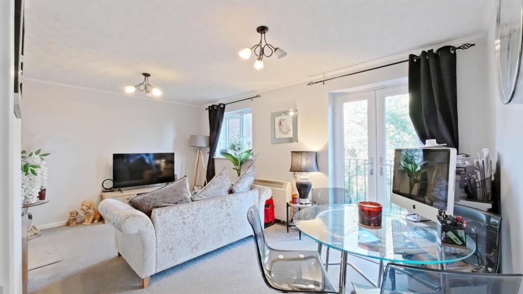 Winston Close, Greenhithe photo 2