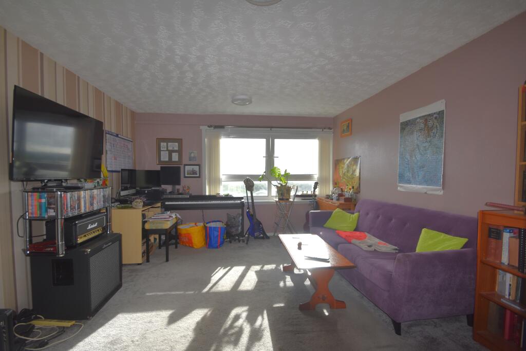 Apartment in East Kilbride, Whitemoss, The Village - View 2