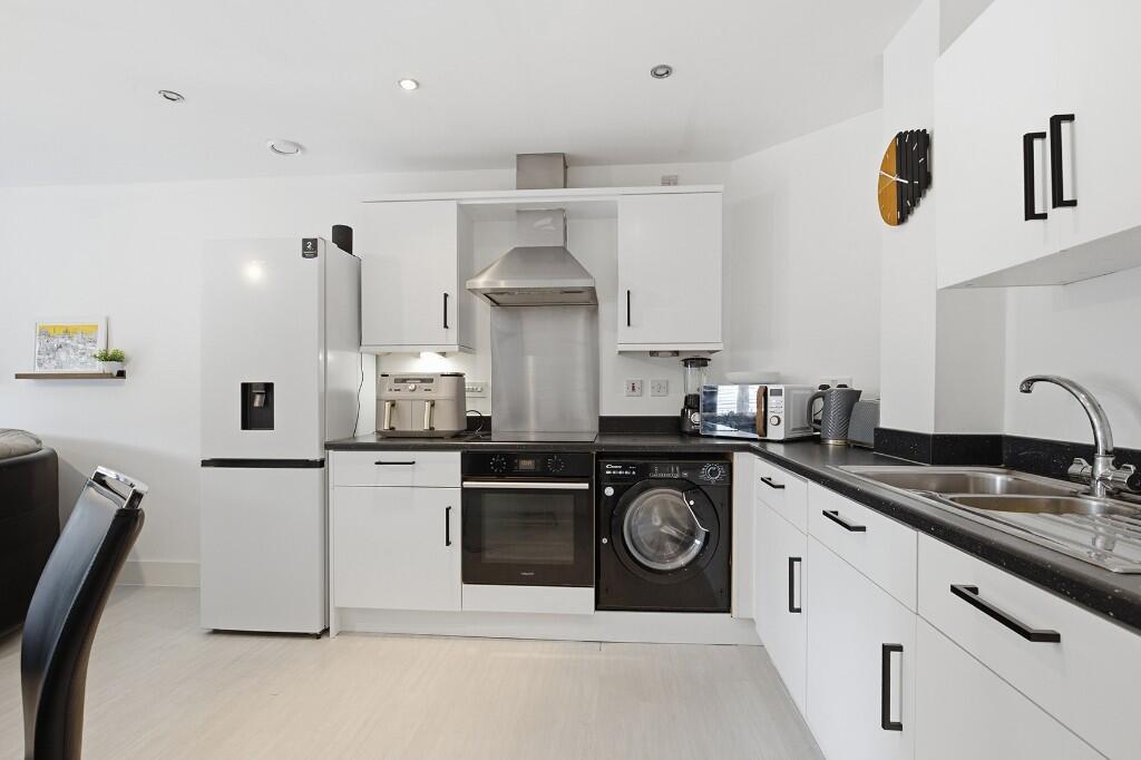 Apartment in Wakefield, Pinders Heath - View 4