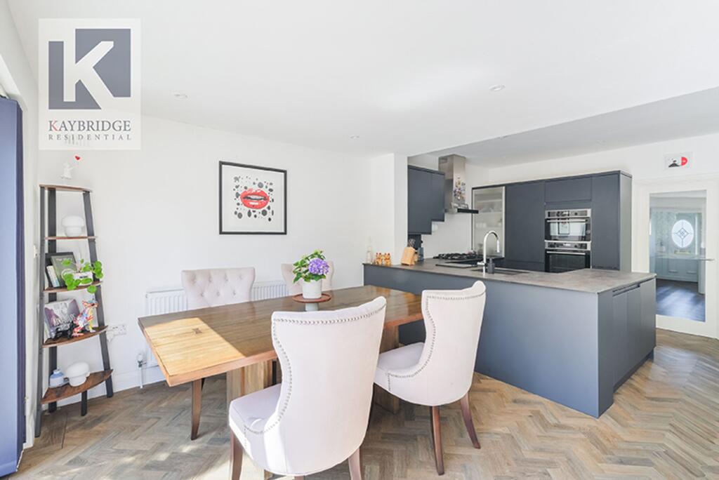 House in Kingston upon Thames - More
