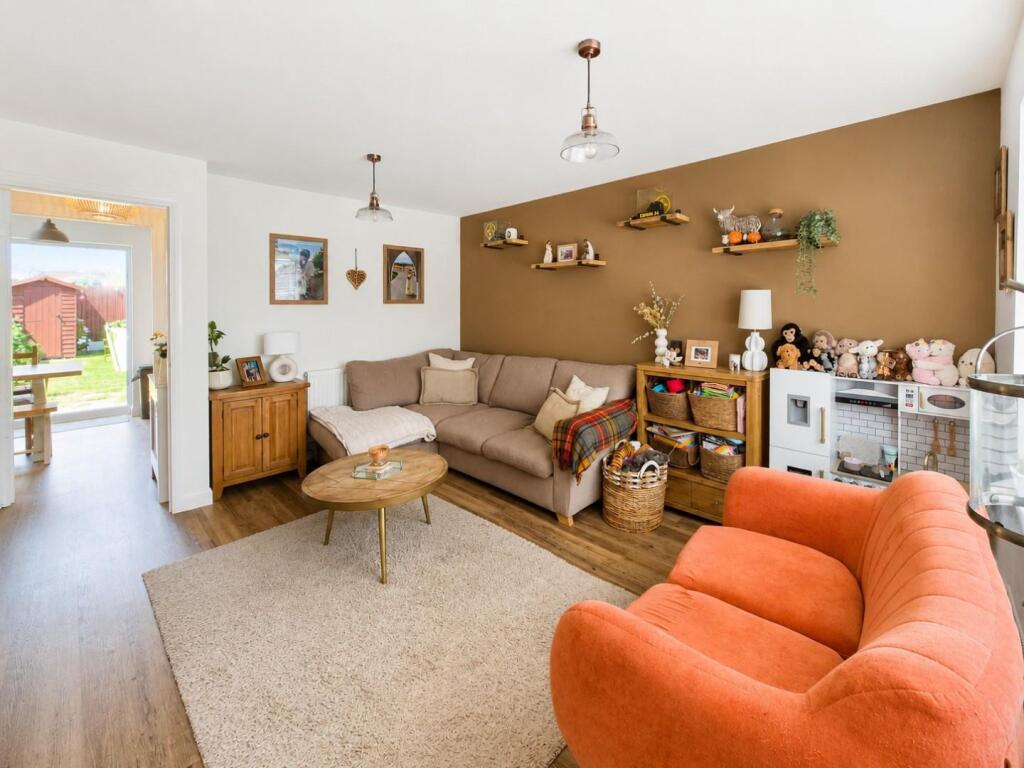 House in Northamptonshire NN6, Earls Barton - More
