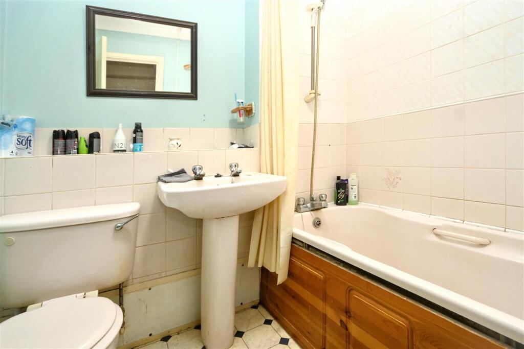 Snowdon Close, Eastbourne photo 4