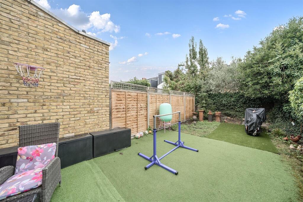 Trewince Road, Raynes Park, SW20 photo 3
