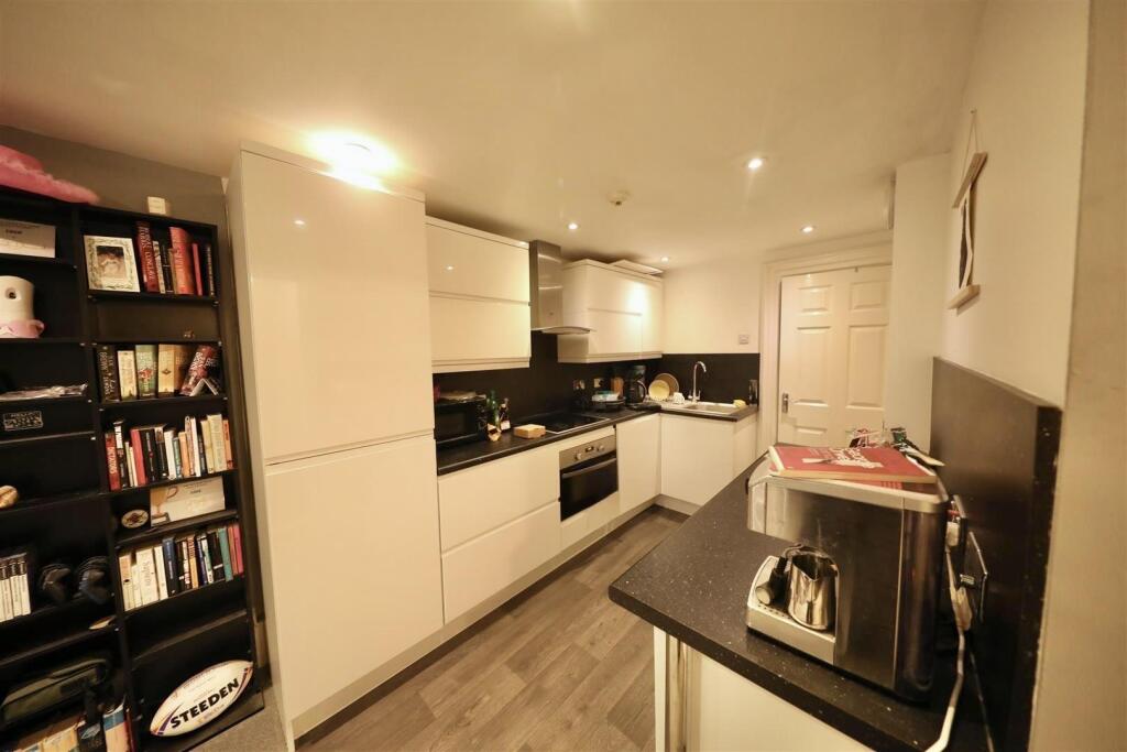 Apartment in Hull, Garrison Side, Old Town - View 3