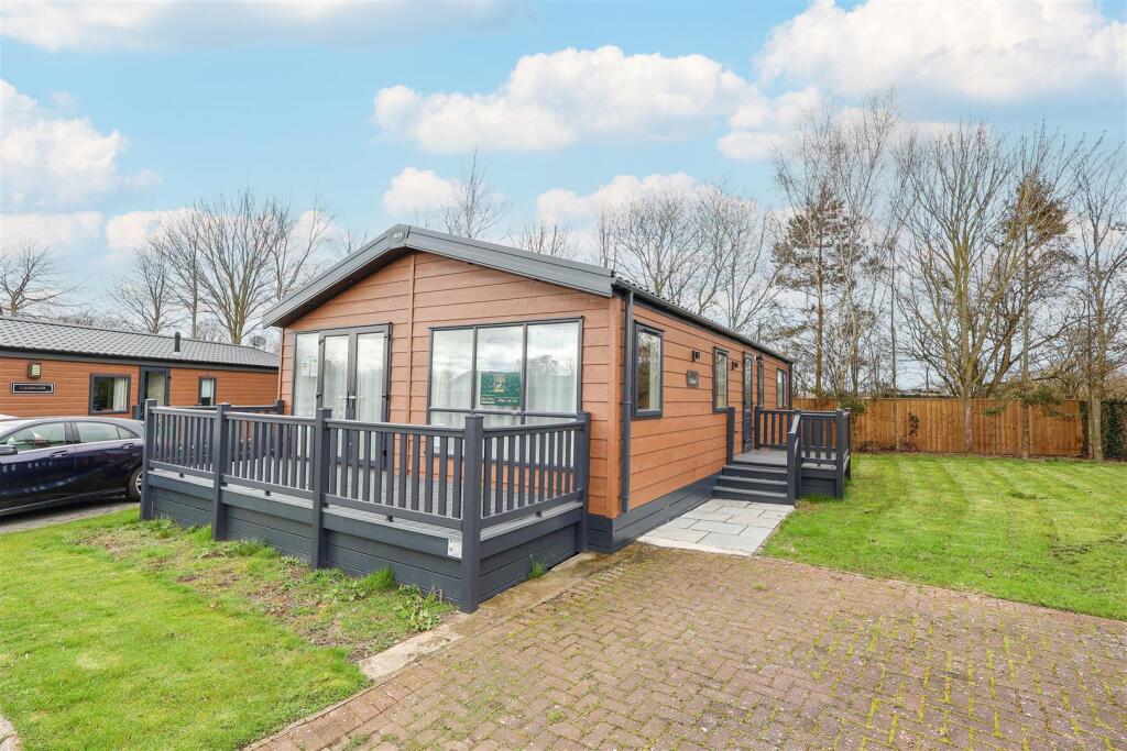 2-bed caravan on Stockton Road, South Kilvington, Thirsk, £115,000