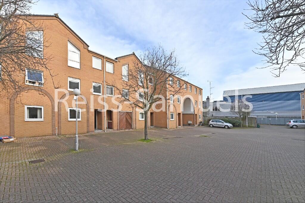 5 bedroom town house for rent