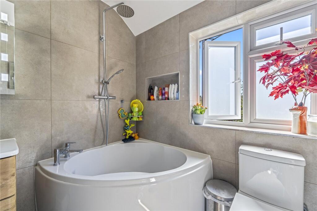 Warren Road, Twickenham, TW2 - More