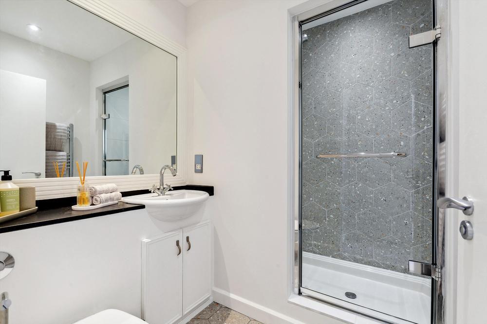 Apartment in London - View 5