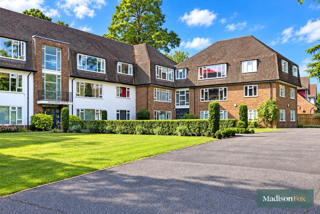 2-bed flat on High Road, Loughton, Essex, IG10, £450,000