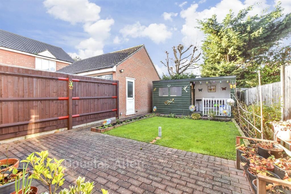 Rose Close, Wickford, Essex photo 4