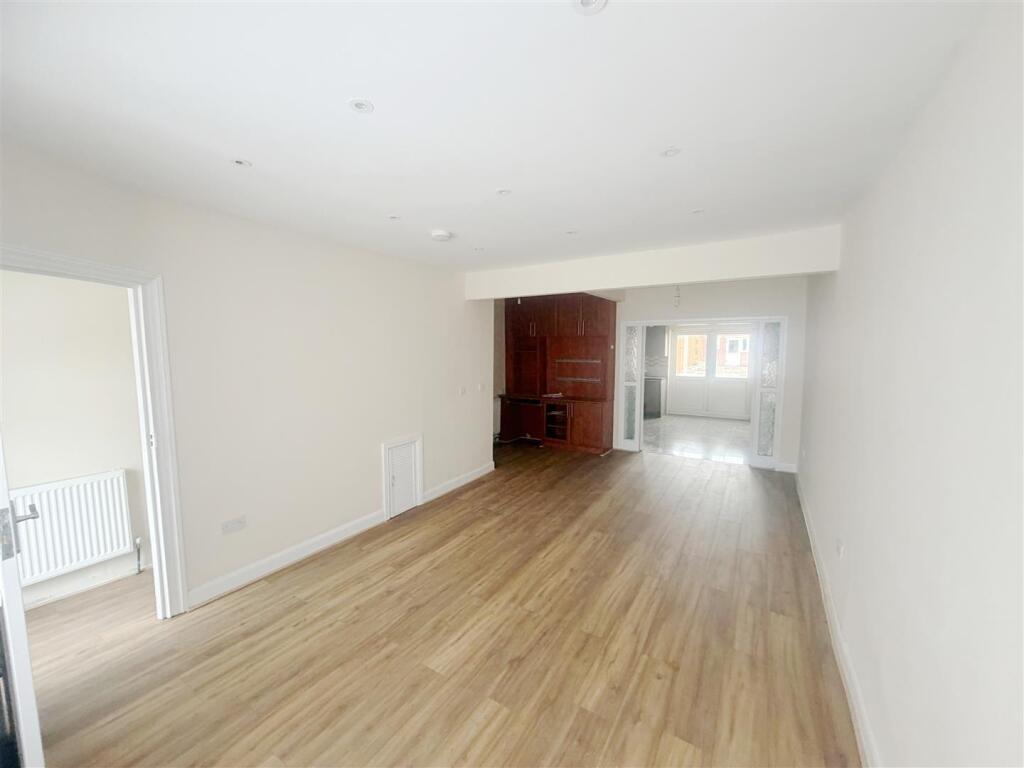 Lansbury Drive, Hayes photo 2