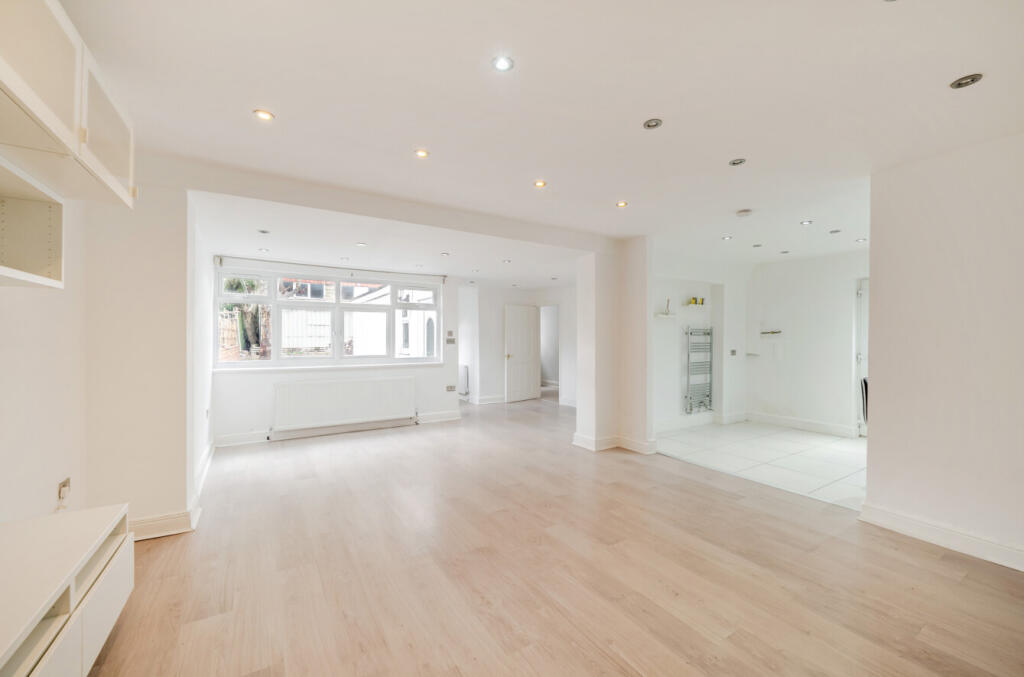 House in Leeds, West Yorkshire - View 2