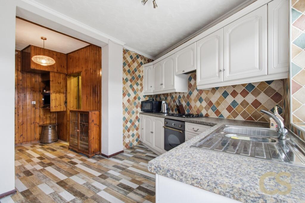 House in Broxbourne, Waltham Cross - More