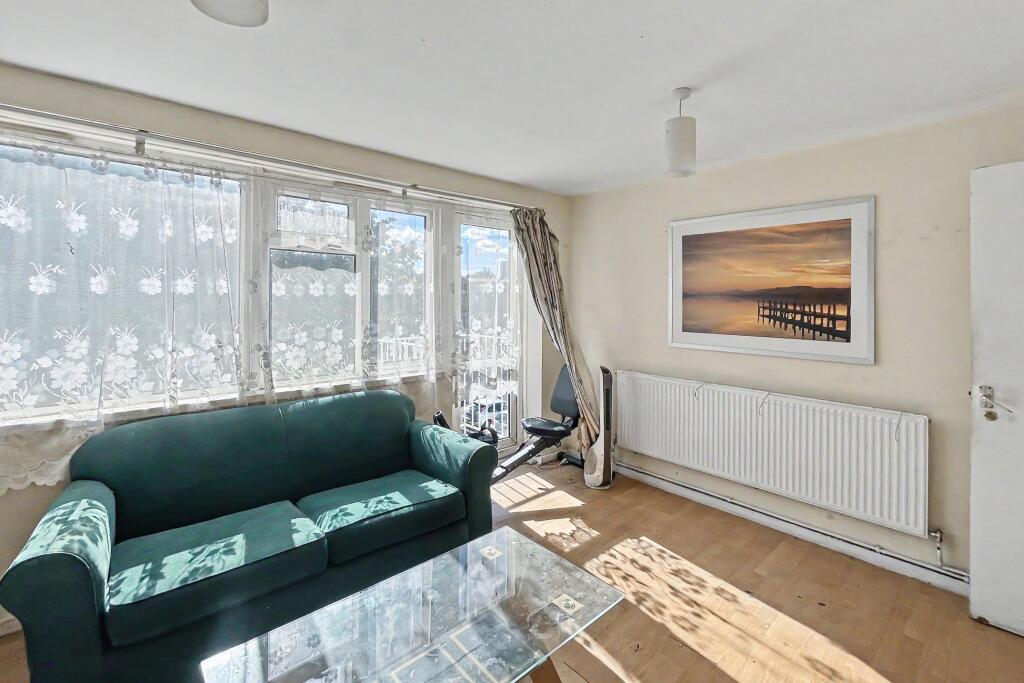 46 Frensham Drive, New Addington, Croydon, CR0 0QY photo 4