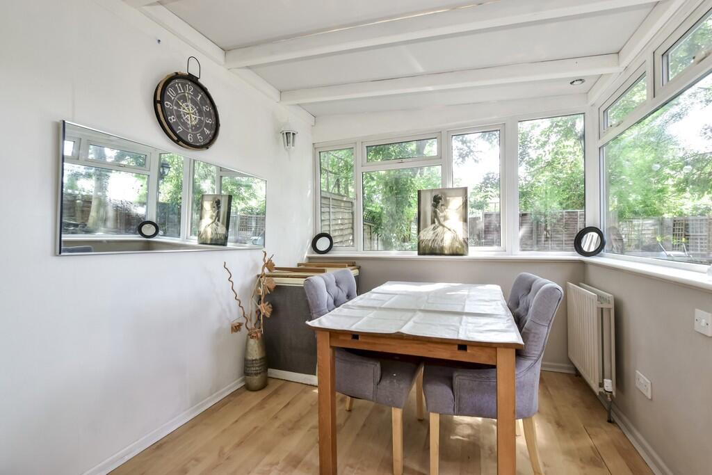Courtlands Drive, Watford photo 4