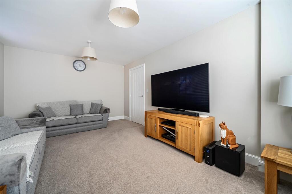 House in Arborfield Green, Barkham - View 4